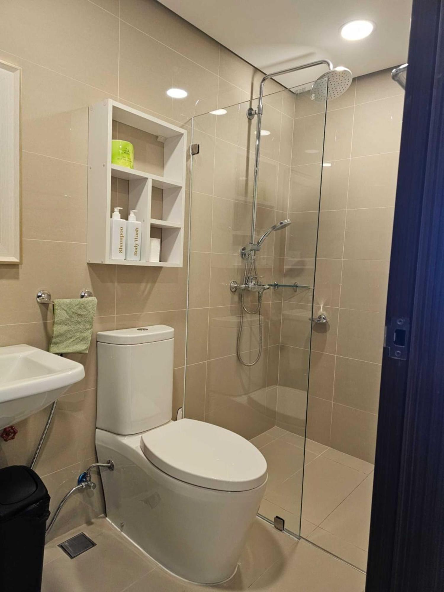 Apartment 38 Park Ave 2707 *